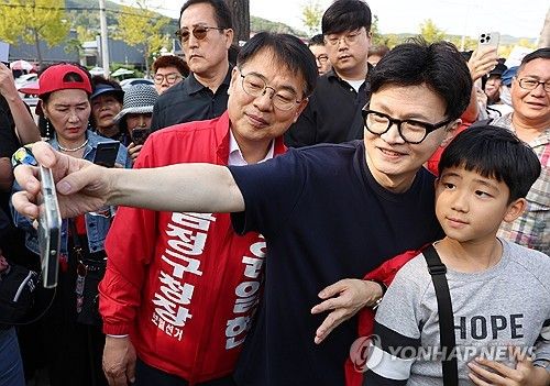 사전선거날 부산 찾은 한동훈