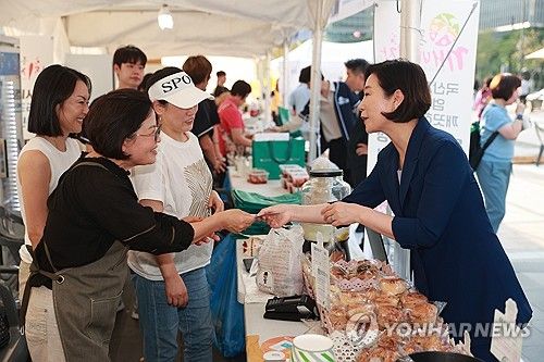 '동행 축제 전통시장 판매전' 둘러보는 오영주 장관