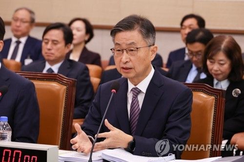 질문에 답하는 최재해 감사원장