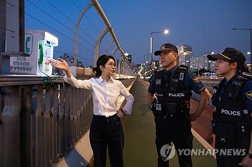 '생명의 전화' 살펴보는 김건희 여사