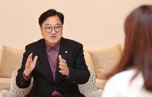 연합뉴스와 인터뷰 하는 우원식 국회의장