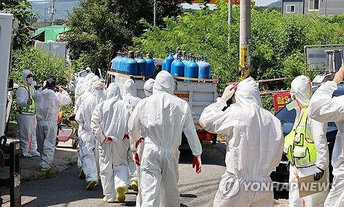 지난 8월 31일 오전 아프리카돼지열병(ASF)이 발생한 경기 김포시의 한 양돈농장으로 방역 요원들이 들어가고 있다. [연합뉴스 자료사진]