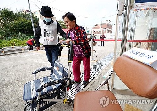 보행기 끌고 소중한 한 표