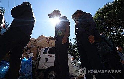 오늘은 노인의 날, 식사 위해 대기하는 어르신들