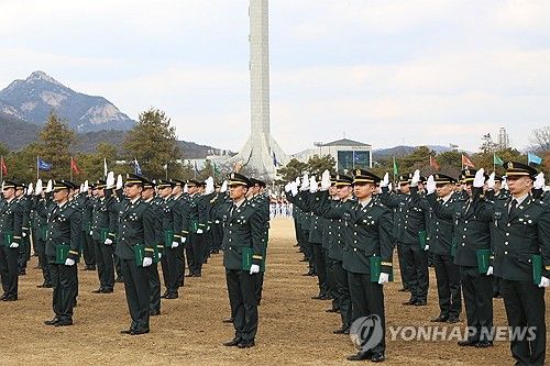 임관선서 하는 육군사관학교 80기 졸업생들