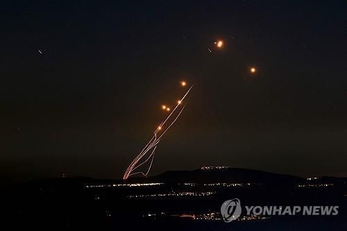 레바논에서 날아오는 발사체들이 격추되는 모습