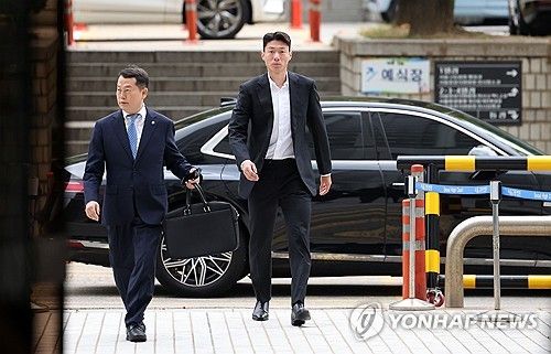 '불법촬영 혐의' 황의조, 첫 재판 출석