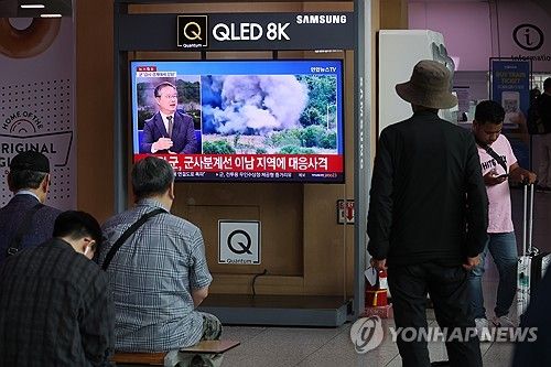 경의선·동해선 폭파 장면 지켜보는 시민들