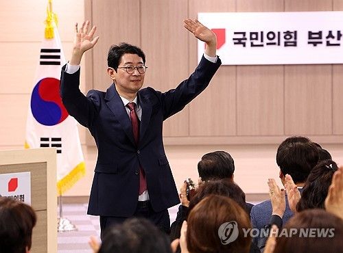 인사하는 주진우 당선인