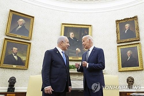 지난 6월 25일(현지시간) 미국 백악관에서 회동한 조 바이든 미 대통령(오른쪽)과 베냐민 네타냐후 이스라엘 총리