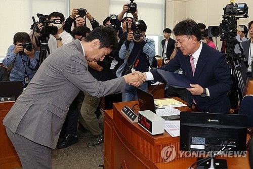 악수하는 윤한홍 위원장과 이복현 금감원장