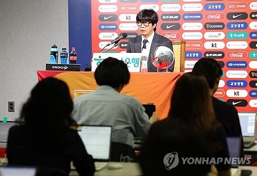 취재진 질문에 답변하는 신상우 신임 여자 축구대표팀 감독