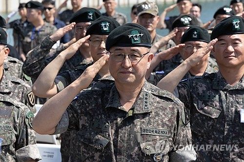 국기에 대한 경례하는 박안수 총장