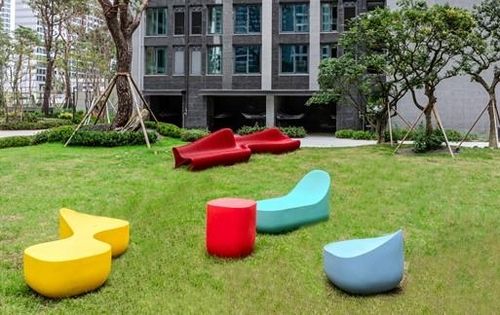 현대건설의 강동구 올림픽파크포레온 단지에 설치된 서울시 펀디자인 벤치