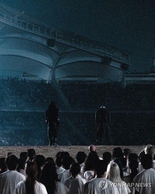 내한공연을 펼치는 카녜이 웨스트(우)