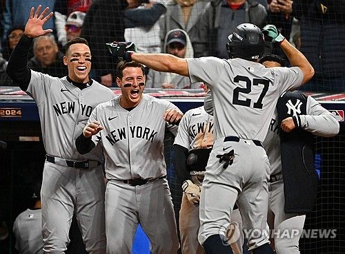 역전 솔로포 친 스탠턴(27번)을 환영하는 양키스 선수들 