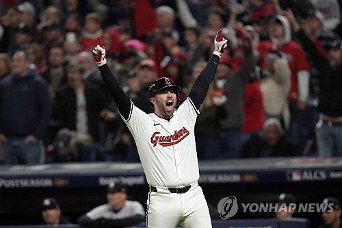 끝내기 투런 홈런 터뜨리고 만세 부르는 프라이