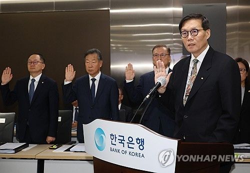 선서하는 이창용 한국은행 총재