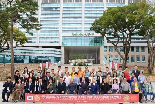 해남 찾은 중국 진란장군 후손과 정부 관계자