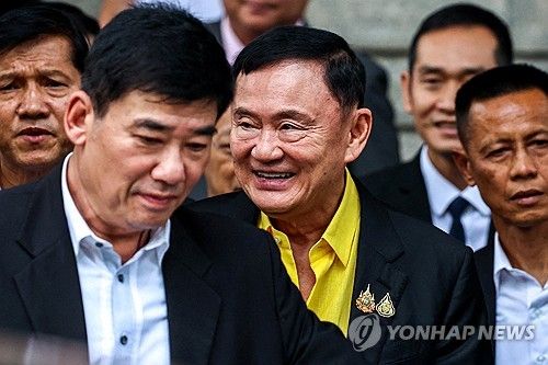 탁신 친나왓 전 태국 총리(가운데)