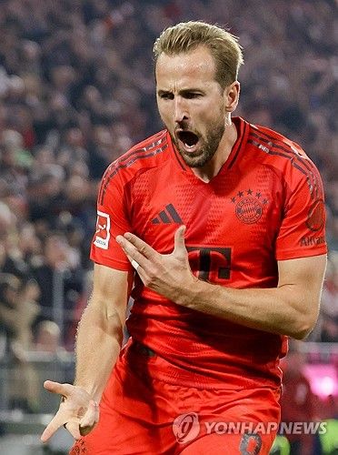 손가락으로 해트트릭을 표현하며 골세리머니를 펼치는 해리 케인