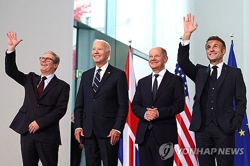 사진 촬영하는 영국·미국·독일·프랑스 정상(왼쪽부터)