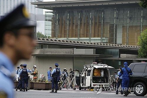 일본 총리관저로 돌진한 자동차