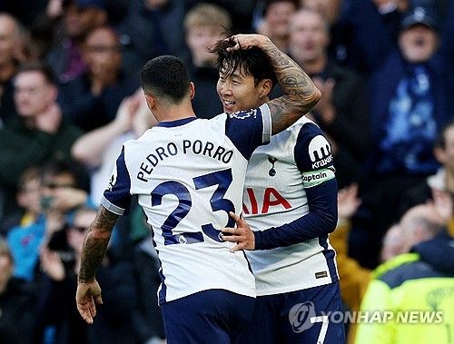 도움 패스 건넨 페드로 포로와 기쁨 나누는 손흥민