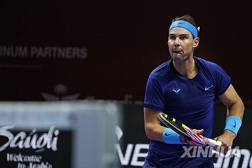 이벤트 경기 펼치는 나달