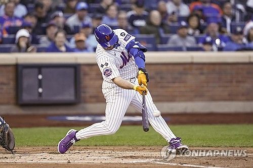 1회 선제 석점포를 날리는 메츠 알론소