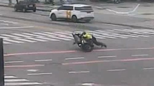 경찰 매달고 도주한 20대