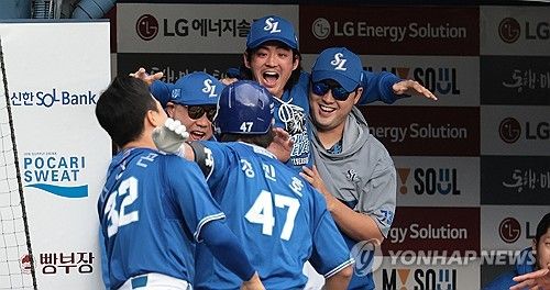 홈런 친 강민호 반기는 주장 구자욱