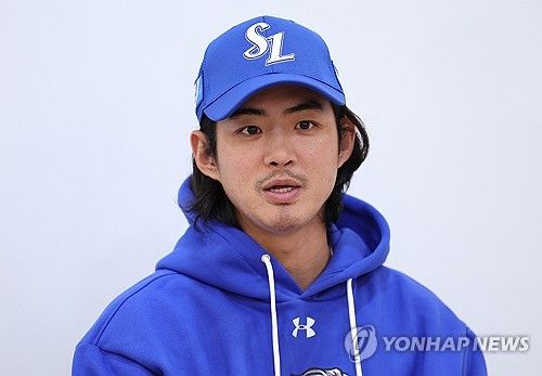 취재진 질문에 답하는 구자욱