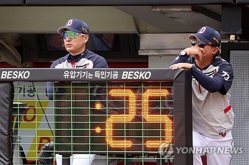 경기 지켜보는 이승엽 감독