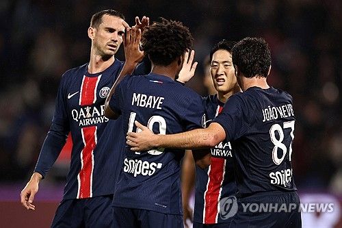 동료들의 축하를 받는 이강인