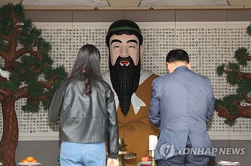 개천절, 단군상 앞에서