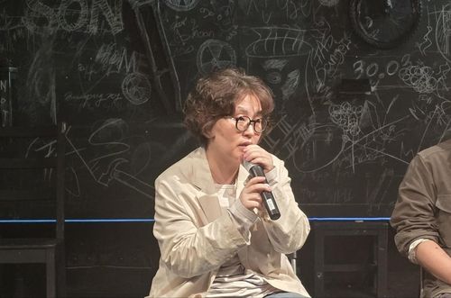 답변하는 박선희 연출