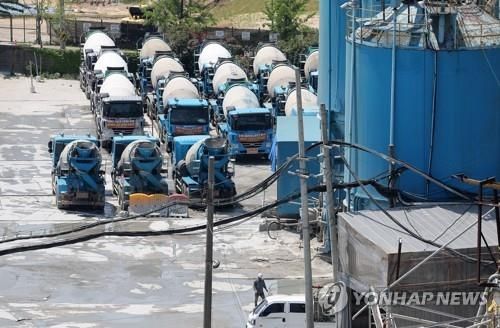 서울의 한 시멘트 공장에 주차된 운송 차량