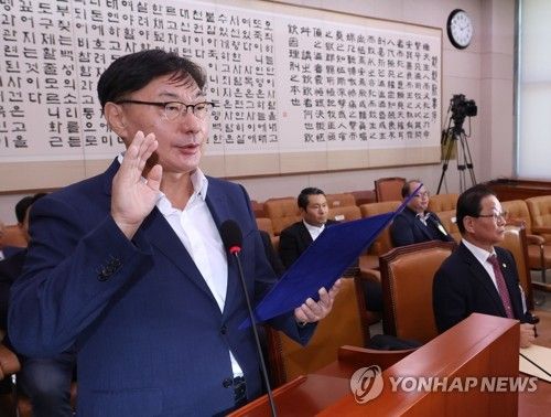 선서하는 이화영 전 부지사