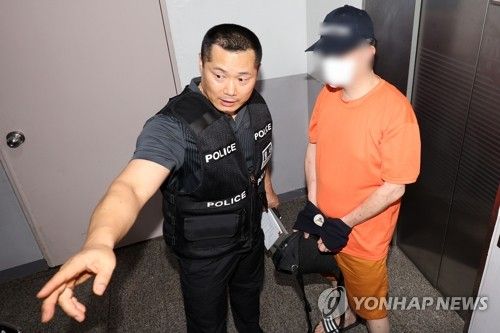 직장 후배 흉기로 찔러 살해한 50대 현장 검증