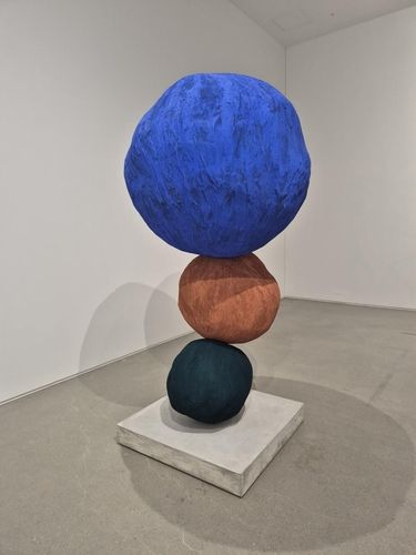 (서울=연합뉴스) 황희경 기자 = 서울 성수동 더페이지갤러리에서 지난달 30일 시작한 애니 모리스 개인전에 전시된 '스택' 시리즈 작업. 전시는 11월2일까지 열린다. 2024.10.2.zitrone@yna.co.kr