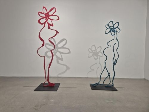 (서울=연합뉴스) 황희경 기자 = 서울 성수동 더페이지갤러리에서 지난달 30일 시작한 애니 모리스 개인전에 전시된 '꽃 여인'. 전시는 11월2일까지 열린다. 2024.10.2. zitrone@yna.co.kr