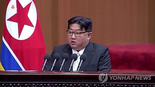 지난 1월 최고인민회의에서 개헌 지시하는 김정은