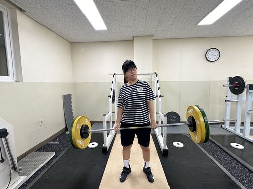 장애인 역도선수 이세은(17) 양이 훈련 중인 모습