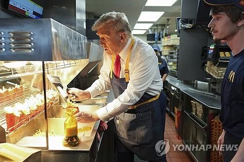 맥도날드서 감자튀김 만드는 트럼프