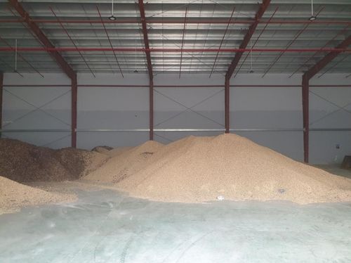 바이오 연료인 왕겨와 톱밥 등이 쌓여 있는 모습.