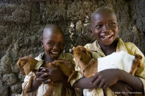 빨간염소를 안고 있는 니제르 아동들