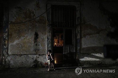 지난 19일(현지시간) 우두커니 앉아 있는 쿠바 아바나 주민