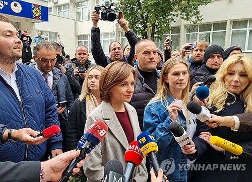 몰도바 대선 현장에서 언론과 인터뷰하는 마이아 산두 후보
