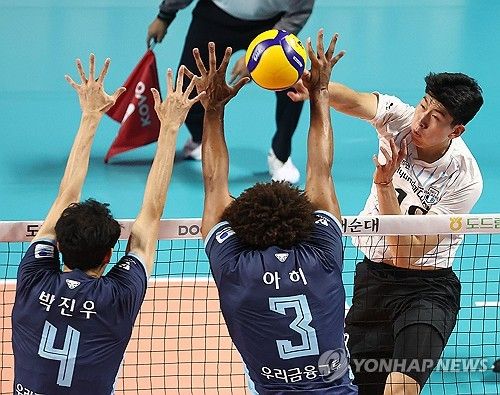 공격하는 현대캐피탈 신펑